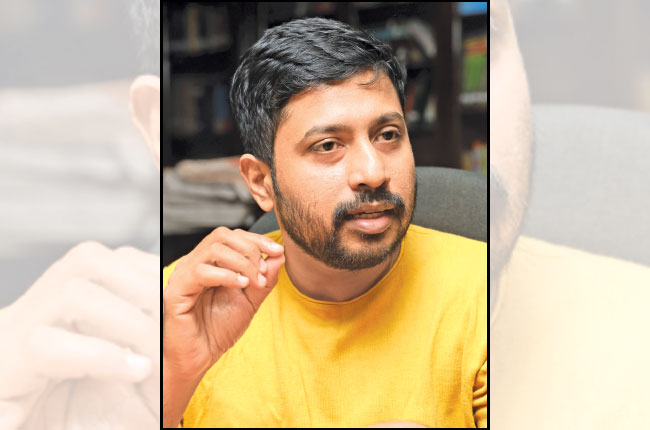යුගයේ සෙල්ලම විවේ­ච­නය කිරීම කිරු­ළු­කෝ­ලයේ අර­මු­ණයි